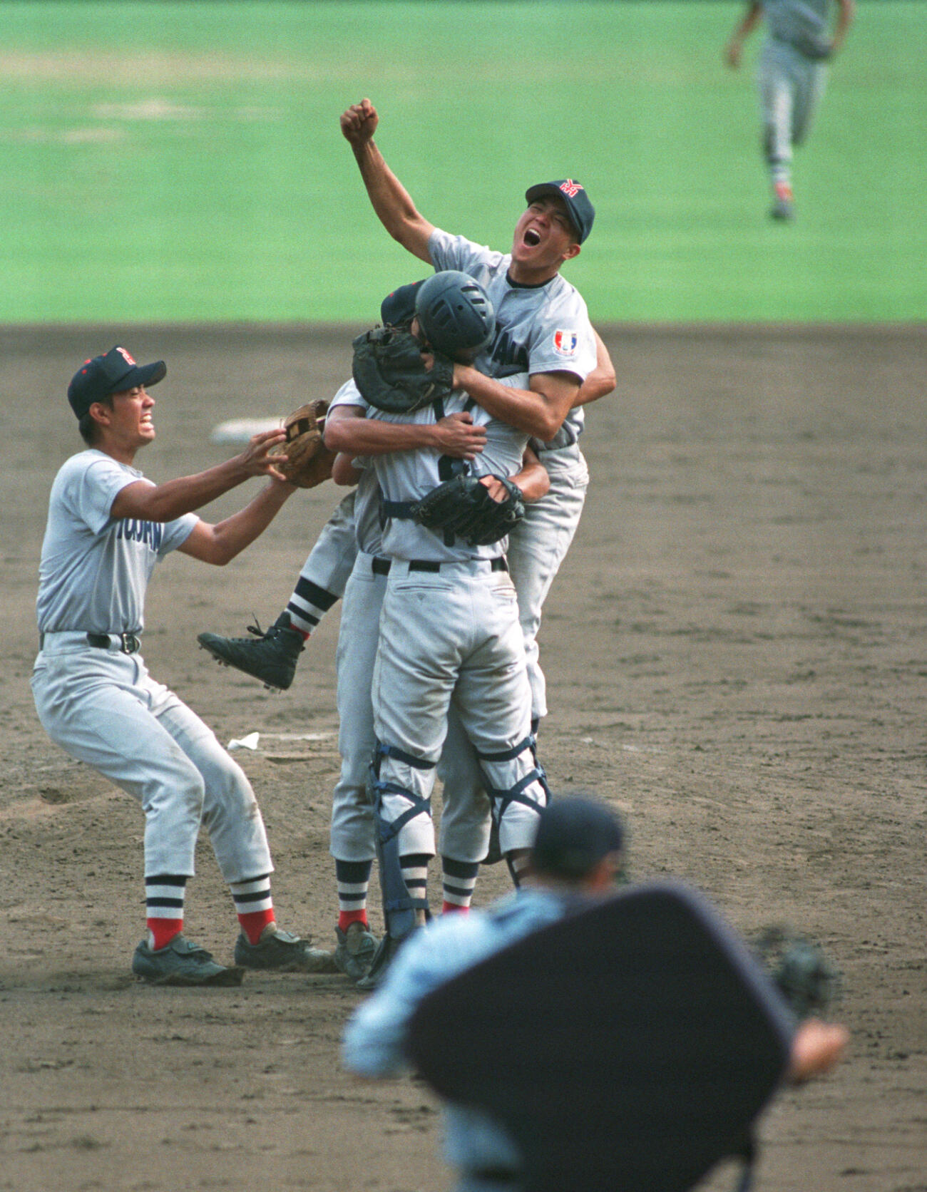 1998年8月22日、第80回全国高校野球選手権決勝戦　横浜対京都成章　春夏連覇を達成し、マウンドで喜びを爆発させる後藤武敏（上）ら横浜ナイン