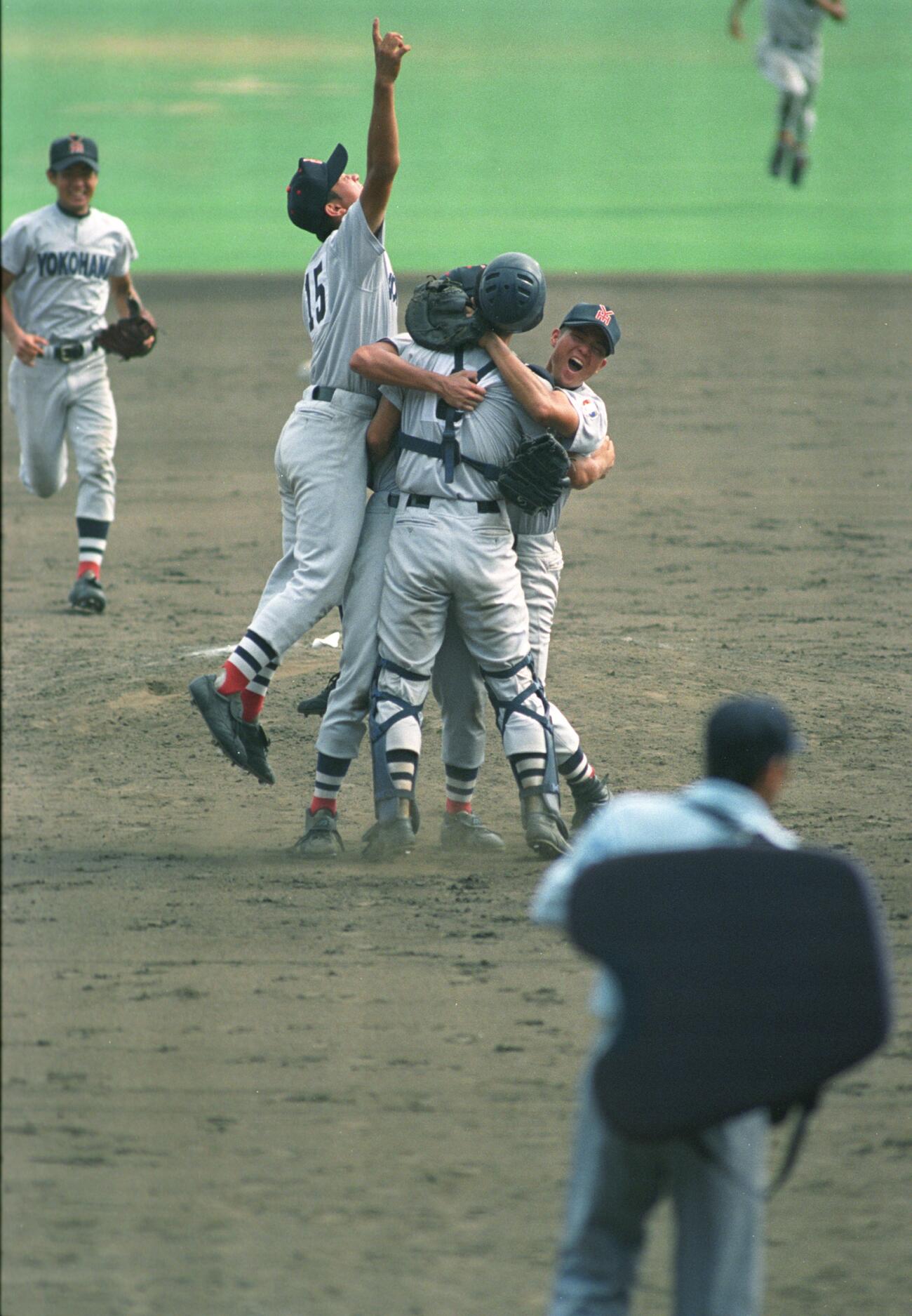 1998年8月22日、第80回全国高校野球選手権決勝戦　横浜対京都成章　優勝を決めて喜ぶマウンド上で横浜ナイン