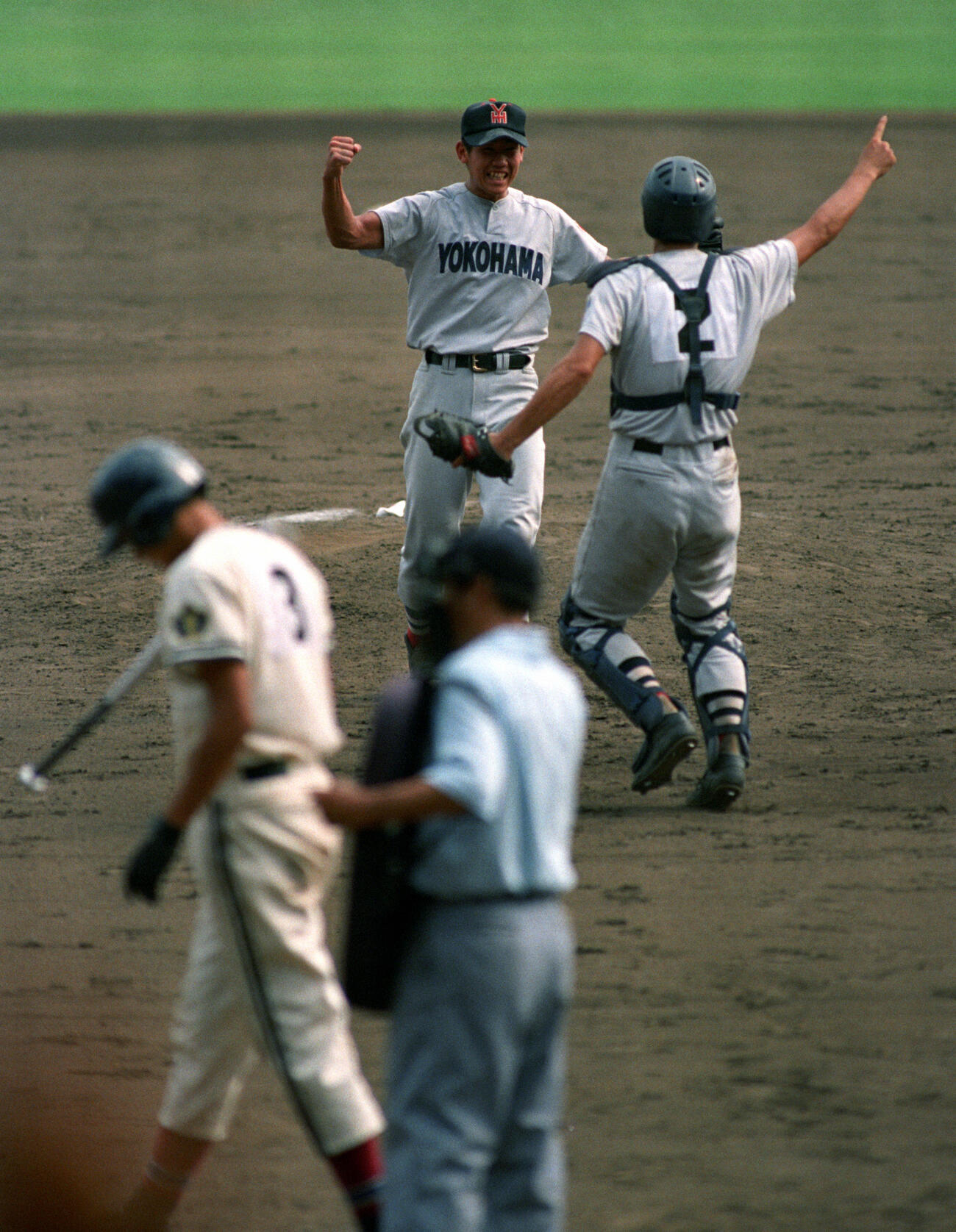 1998年8月22日、第80回全国高校野球選手権決勝戦　横浜対京都成章　春夏連覇を達成し小山良男捕手と喜ぶ松坂大輔（左）