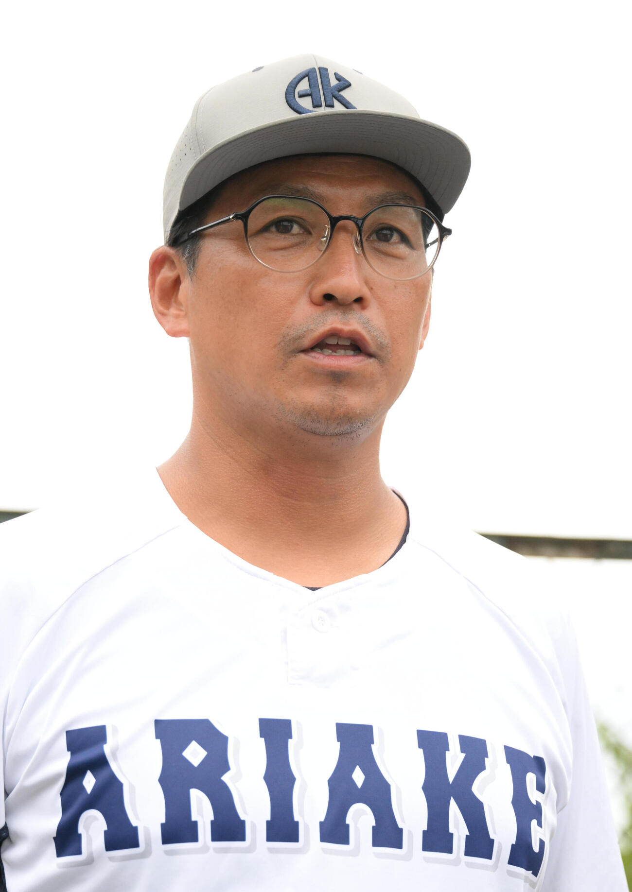 報道陣の質問に答える有明の高見一茂監督（撮影・石井愛子）