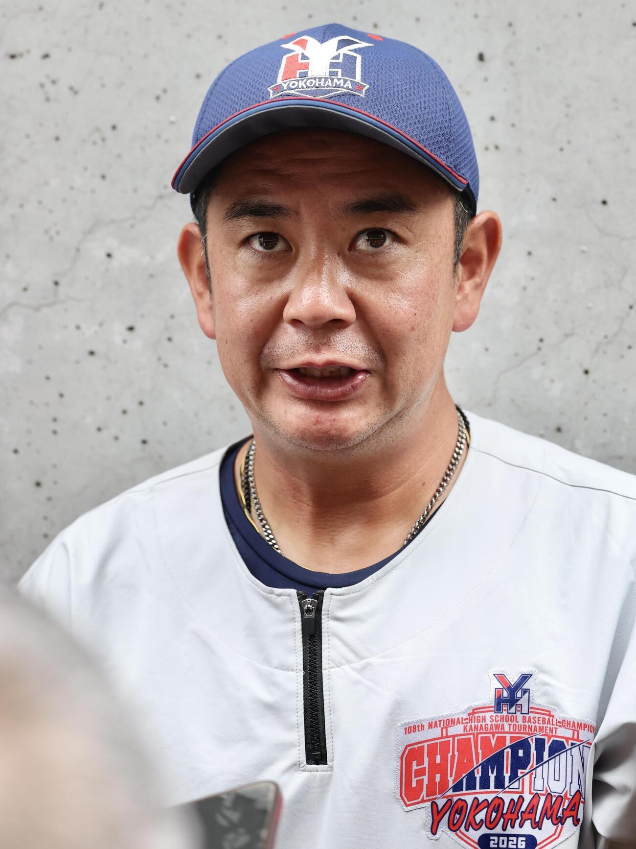 記者の質問に答える村田浩明監督（撮影・河田真司）