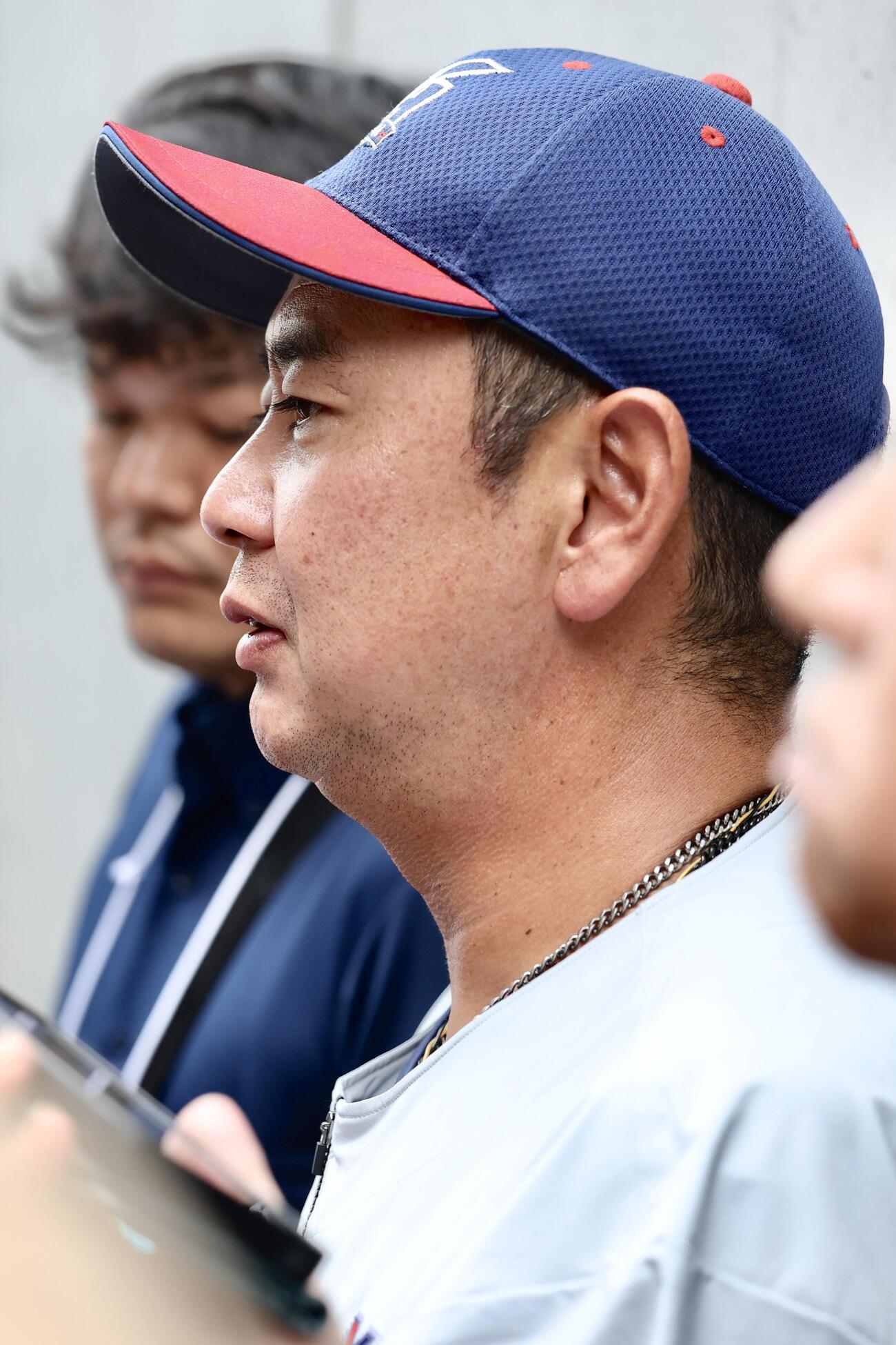 記者の質問に答える村田浩明監督（撮影・河田真司）