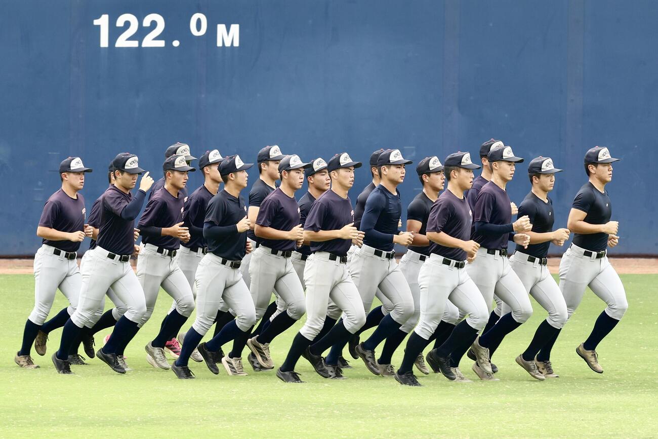 ウオーミングアップする横浜の選手たち（撮影・河田真司）