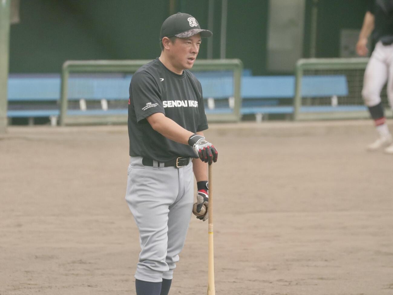 ナインらに指示をだす仙台育英・須江航監督（撮影・高橋香奈）