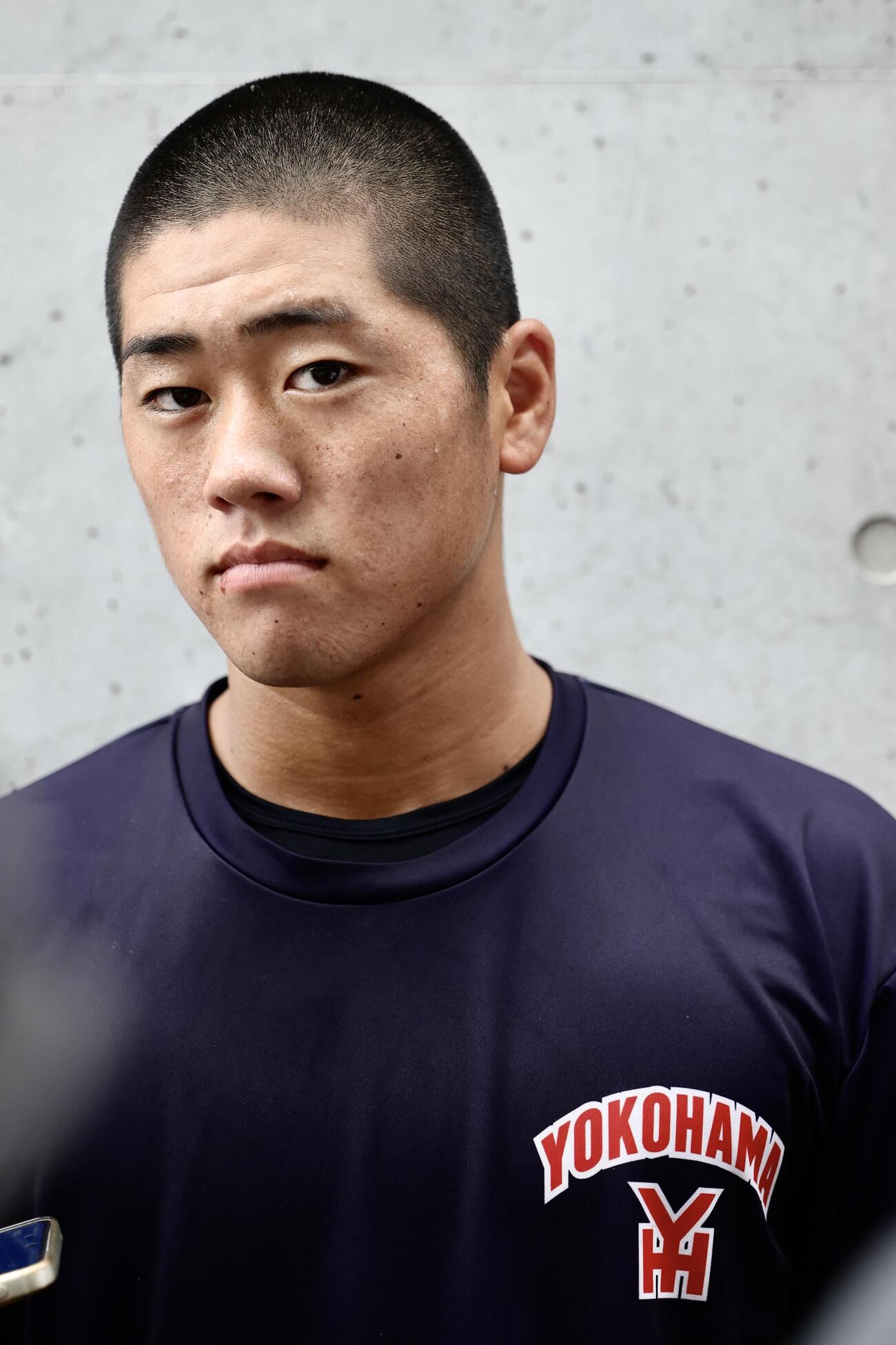記者の質問に答える横浜・脇山魁音（撮影・河田真司）