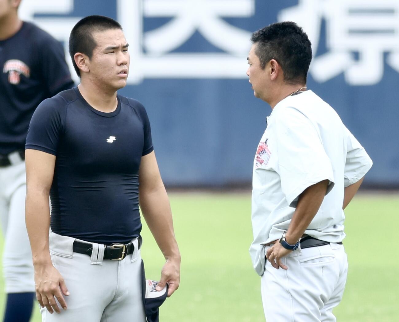 村田浩明監督（右）と言葉を交わす横浜・小野舜友（撮影・河田真司）