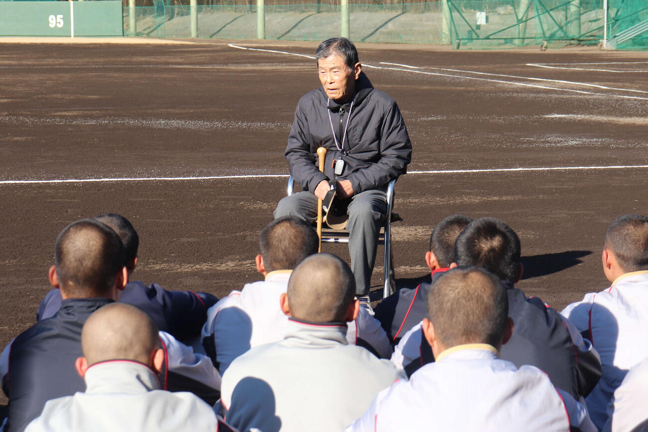 26年1月、練習始めの前、選手たちにミーティングをする横浜の渡辺元智元監督