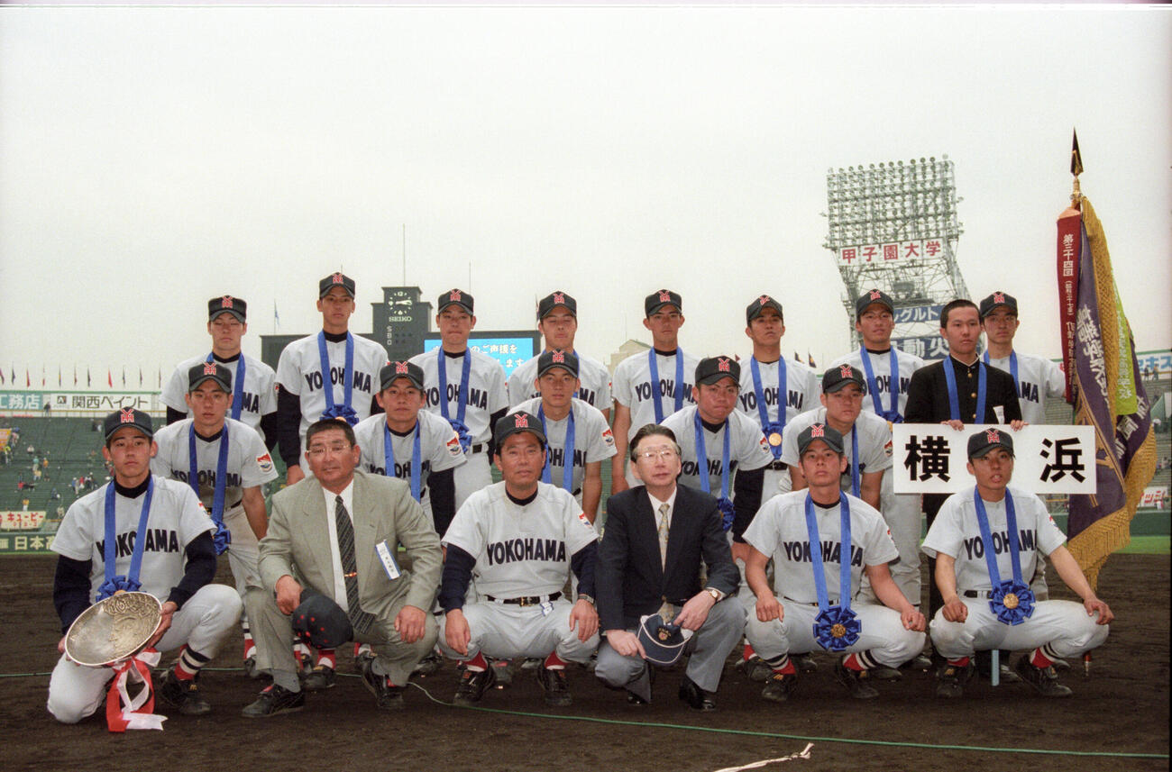 98年4月、選抜優勝し記念撮影する松坂大輔、小倉清一郎部長、渡辺元智監督（前列左から）ら横浜の選手たち