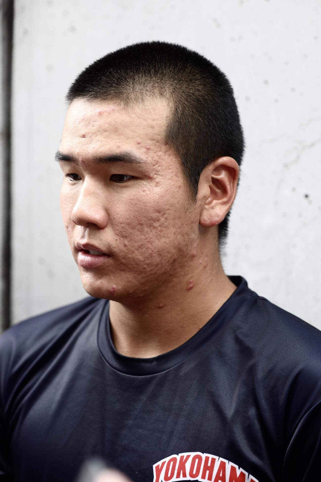 記者の質問に答える横浜・小野舜友（撮影・河田真司）
