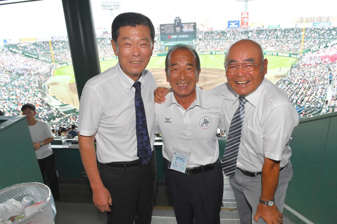 第100回全国高校野球選手権記念大会　第4日　甲子園球場を背に笑顔を見せる右からPL学園・中村順司元監督、星稜・山下智茂名誉監督、横浜・渡辺元智元監督