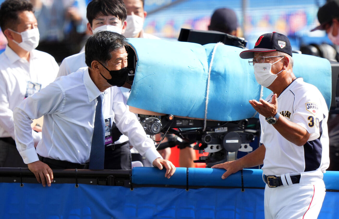 高校日本代表対大学日本代表　試合前、言葉を交わす高校日本代表・馬淵監督（右）と渡辺元智氏（撮影・横山健太）