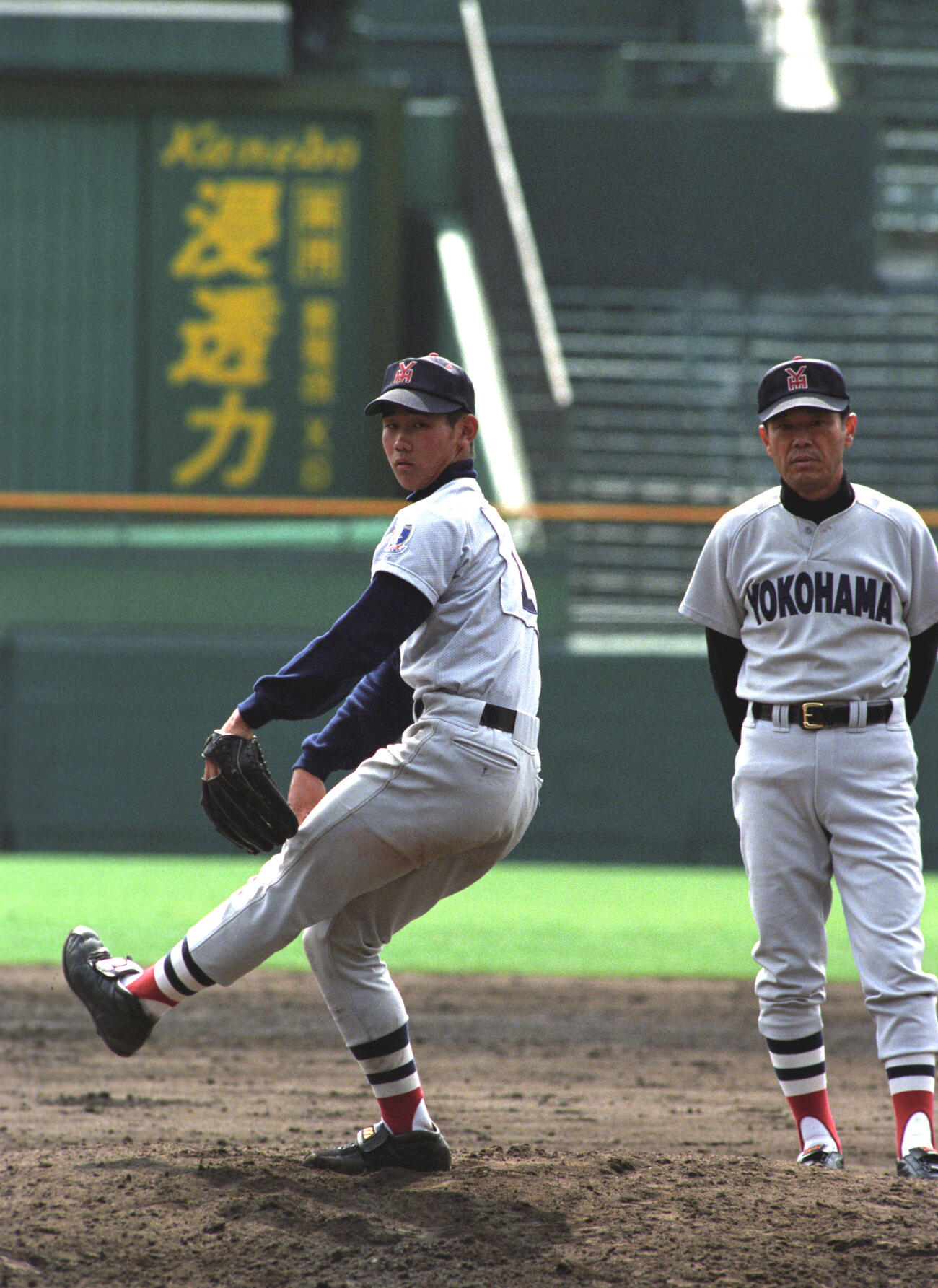 横浜甲子園練習　投球練習する横浜の松坂大輔投手（左）を見守る渡辺元智監督　1998／03／21　投球フォーム　ネガ番号高校野球8119－6－6　