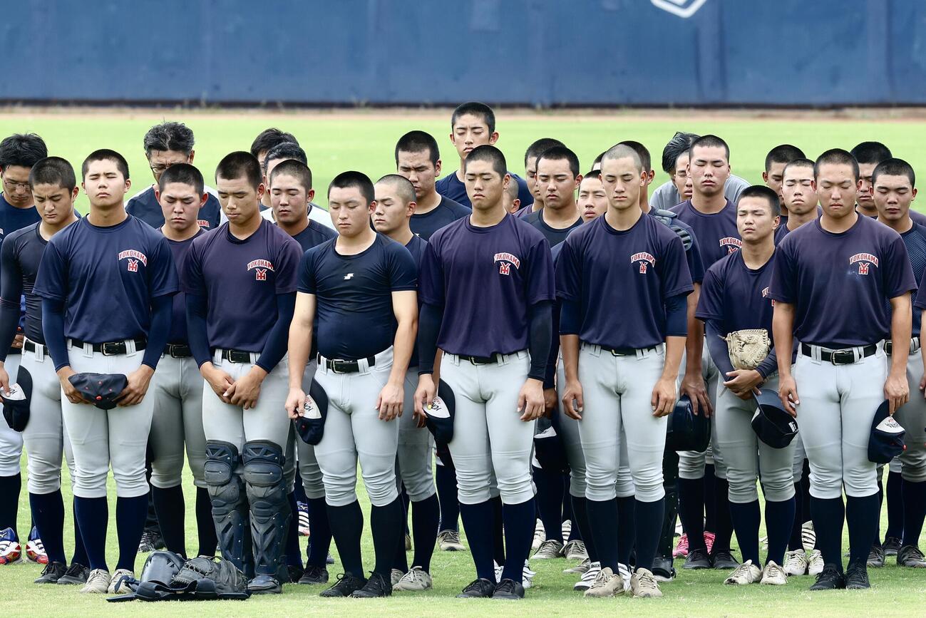 黙とうを捧げる横浜の選手たち（撮影・河田真司）