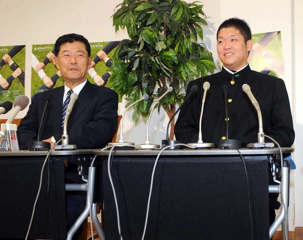 09年10月、横浜に1位指名された筒香（右）と会見する横浜・渡辺監督