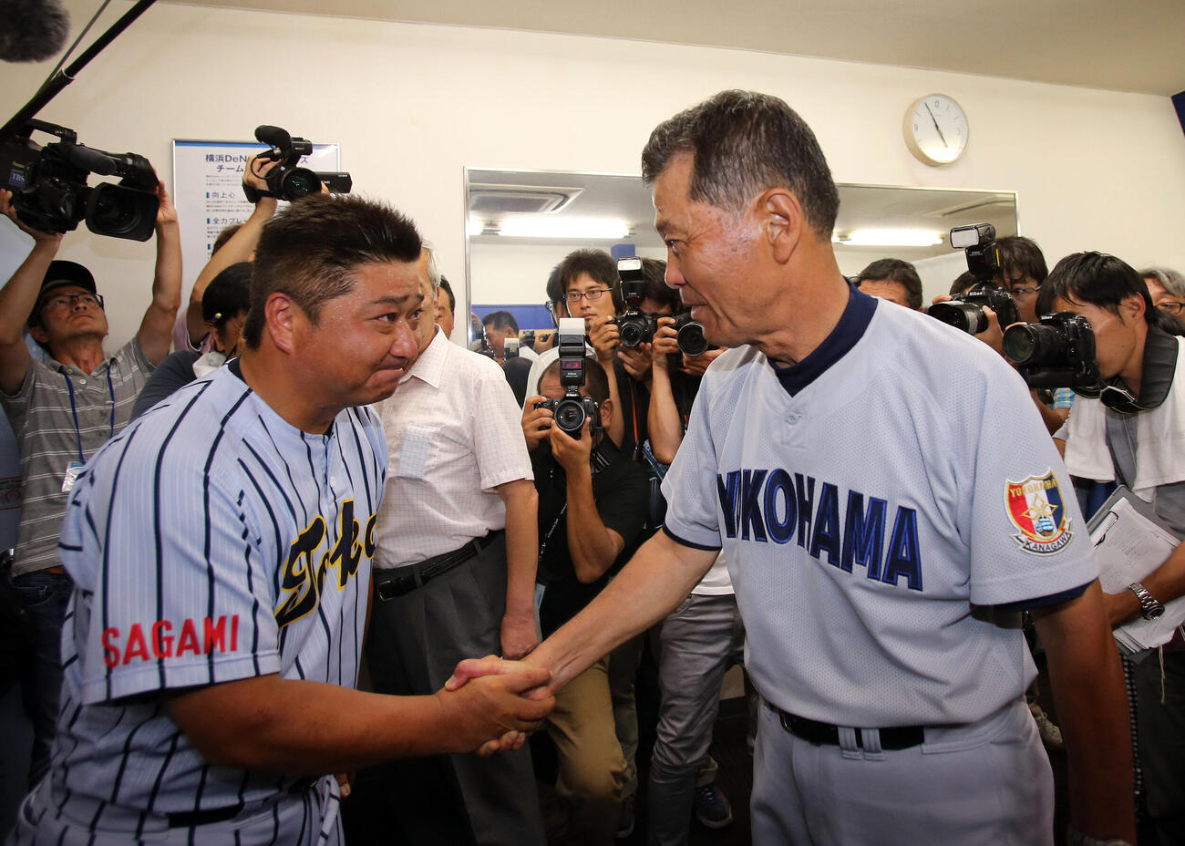 2015年7月28日、東海大相模対横浜　試合後、東海大相模・門馬監督（左）と握手する横浜・渡辺監督