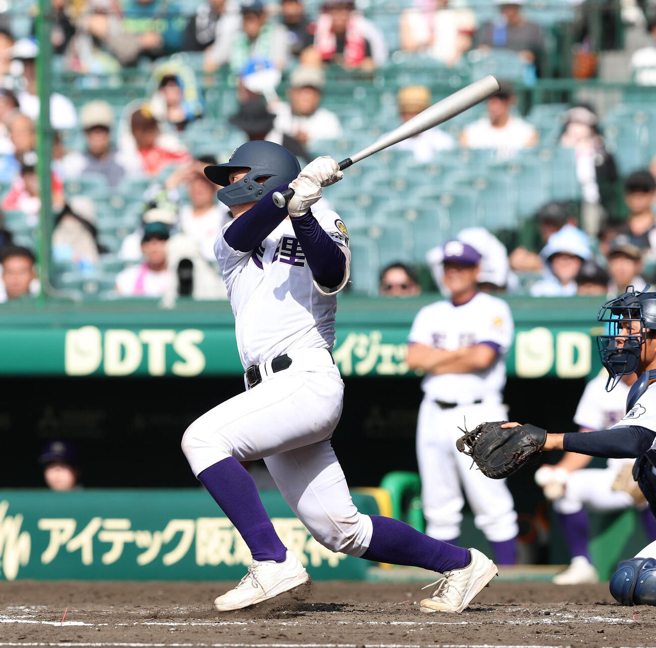 天理対三重　4回表天理2死二塁、小沢典弘は右前適時打を放つ（撮影・白石智彦）