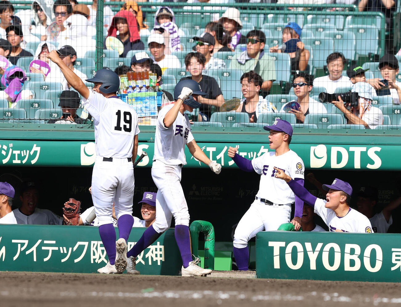 天理対三重　4回表天理2死二塁、小沢典弘の右前適時打にガッツポーズで喜ぶ天理ナイン（撮影・白石智彦）