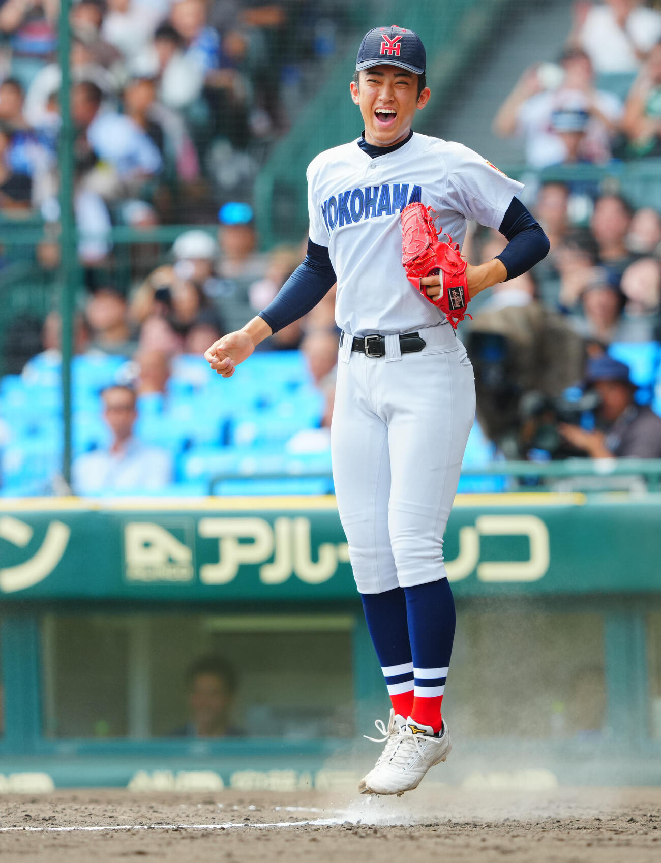 横浜対花巻東　3回裏花巻東2死一、二塁、江坂佳史の好返球でピンチをしのぎ笑顔を見せる織田翔希（撮影・垰建太）