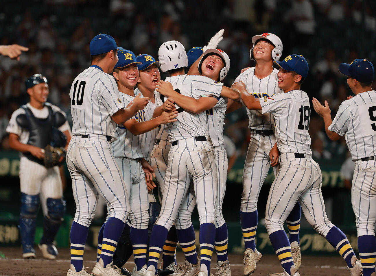 有明対健大高崎　タイブレーク10回裏健大高崎1死二、三塁、石田雄星の二塁適時内野安打で勝利し歓喜する健大高崎ナイン（撮影・上山淳一）