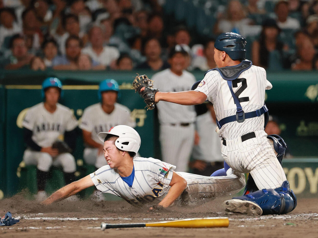 有明対健大高崎　タイブレーク10回裏健大高崎1死二、三塁、石田雄星の二ゴロでサヨナラの生還をする三走藤村勇也（左）。捕手西山享太郎（撮影・上山淳一）