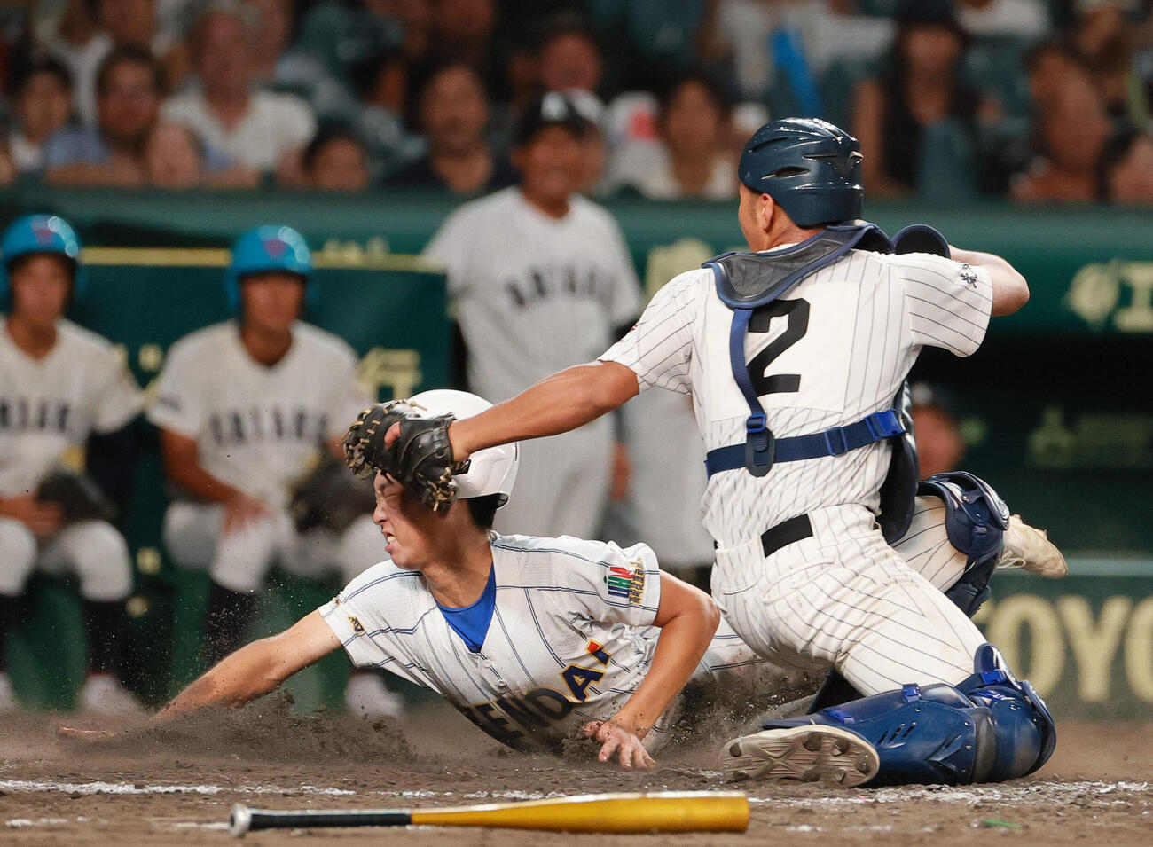 有明対健大高崎　タイブレーク10回裏健大高崎1死二、三塁、石田雄星の二ゴロでサヨナラの生還をする三走藤村勇也（左）。捕手西山享太郎（撮影・上山淳一）