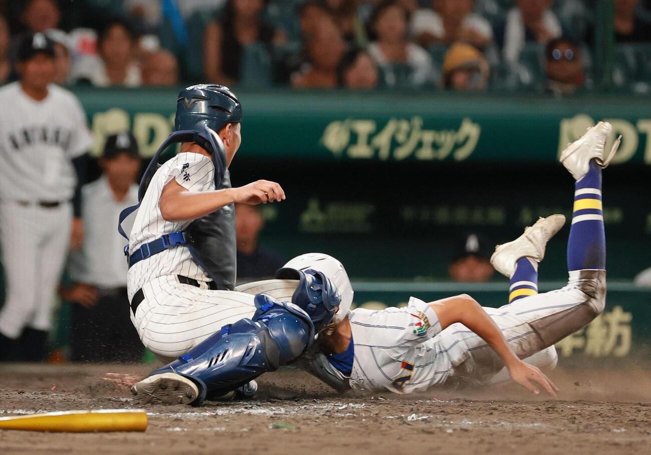 有明対健大高崎　タイブレーク10回裏健大高崎1死二、三塁、石田雄星の二ゴロでサヨナラの生還をする三走藤村勇也（右）。捕手西山享太郎（撮影・上山淳一）