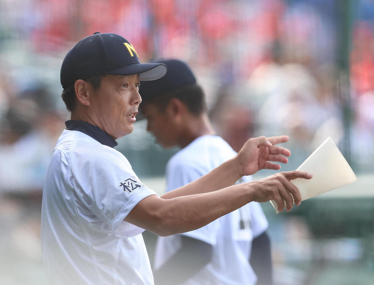 天理対三重　選手に指示を出す三重・沖田展男監督（撮影・白石智彦）