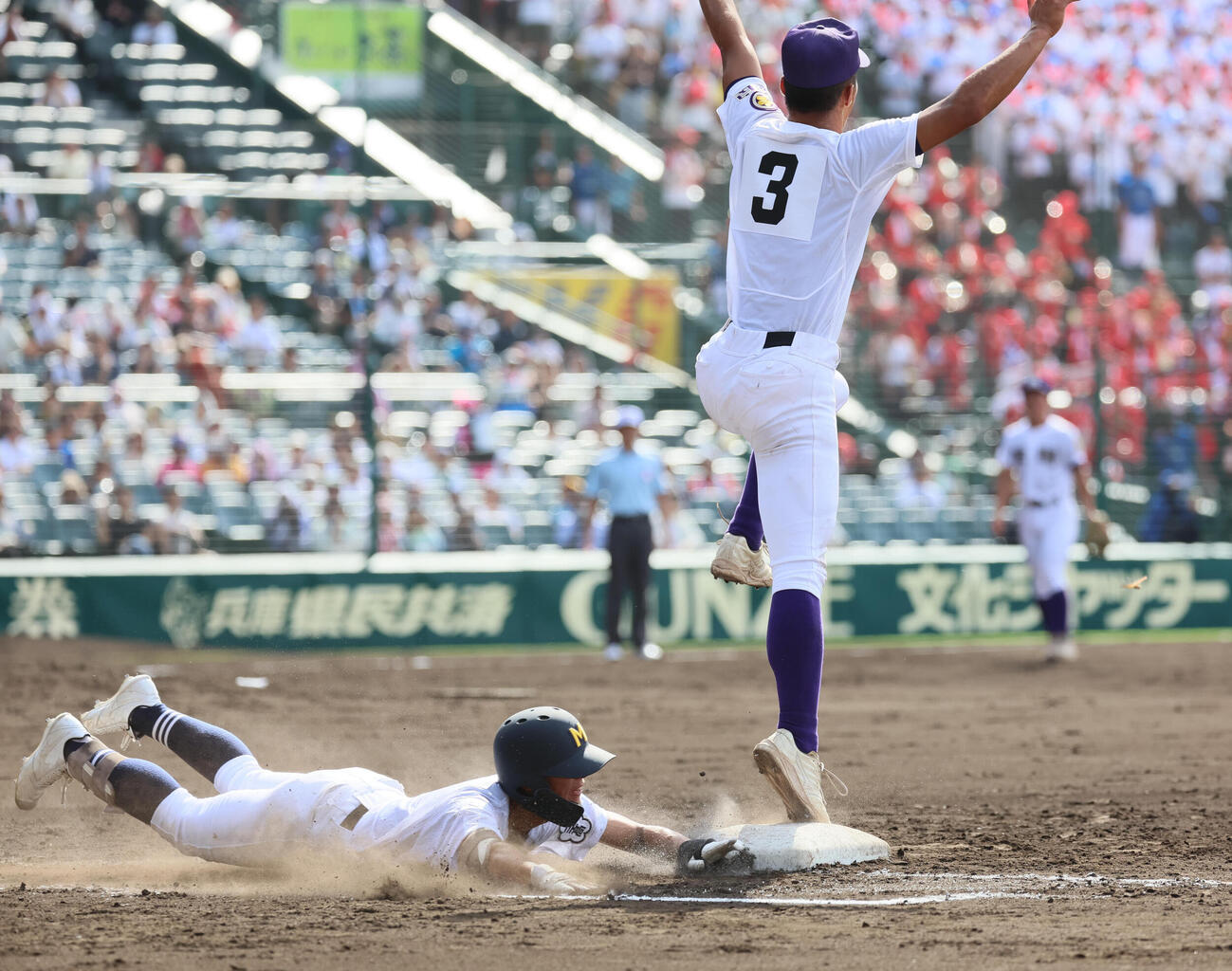 天理対三重　4回裏三重2死、松原創汰は遊撃内野安打で出塁する（撮影・宮崎幸一）