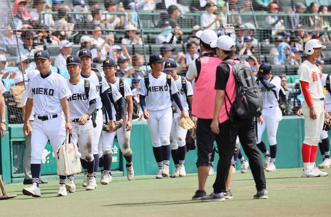 天理対三重　敗れた三重ナイン（撮影・宮崎幸一）