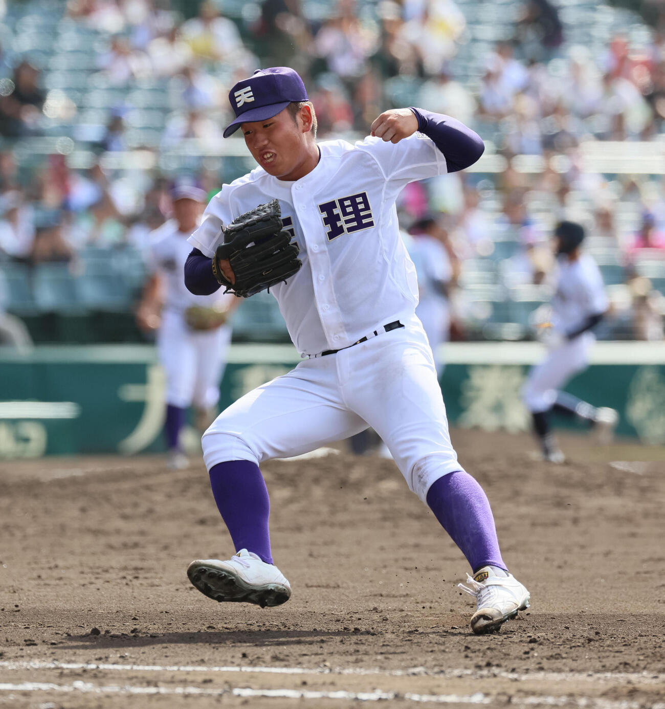 天理対三重　5回裏三重2死一、二塁、橋本桜佑は立松宗馬を投ゴロに仕留めてガッツポーズ（撮影・宮崎幸一）