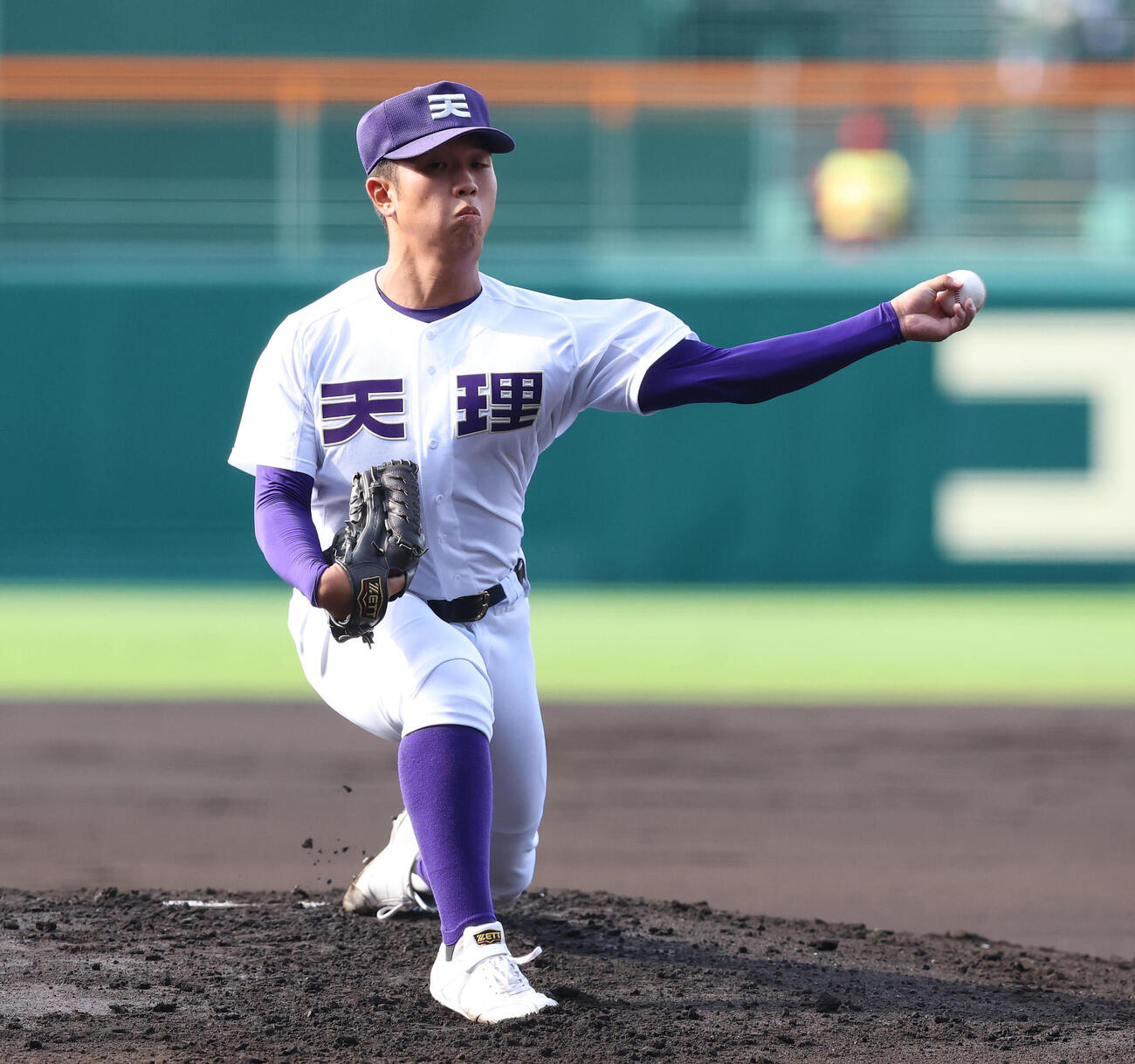 天理対三重　三重戦に先発する天理・橋本桜佑（撮影・白石智彦）