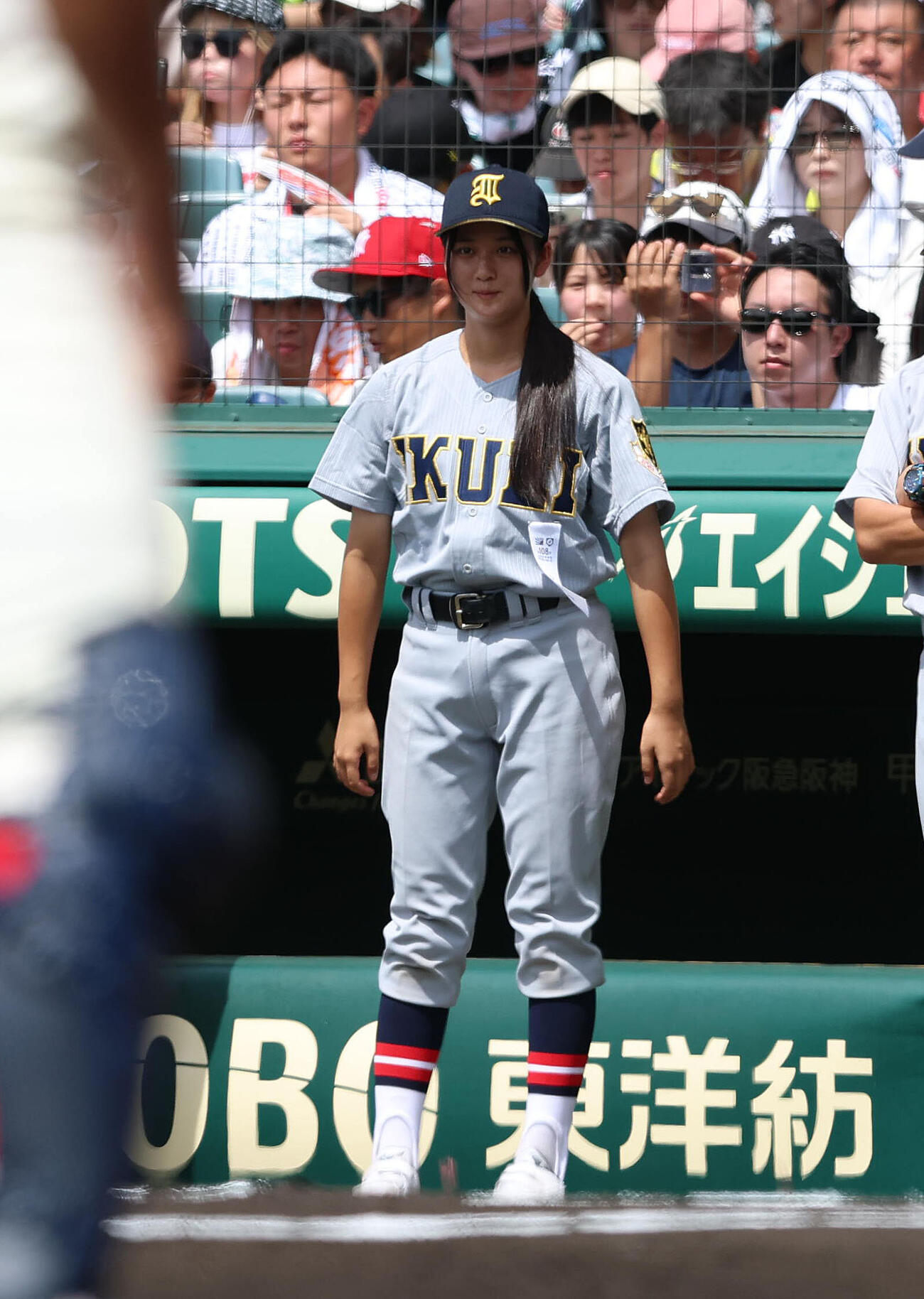 智弁和歌山対仙台育英　試合前の整列でベンチ前に出てきた仙台育英・星よつは記録員（撮影・白石智彦）