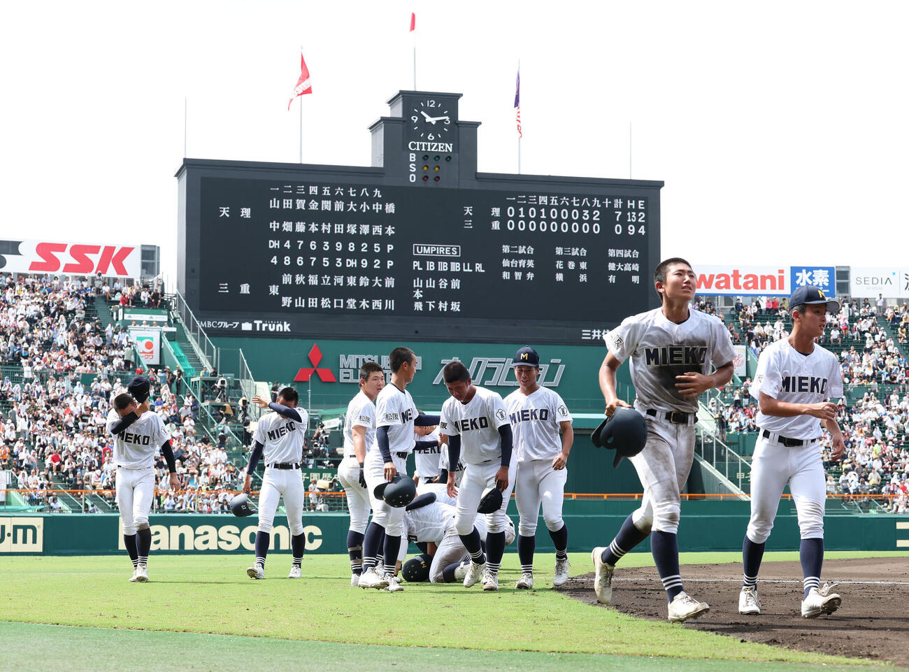 天理対三重　天理に敗れ涙を流し引き揚げる三重ナイン（金本相有撮影・白石智彦）