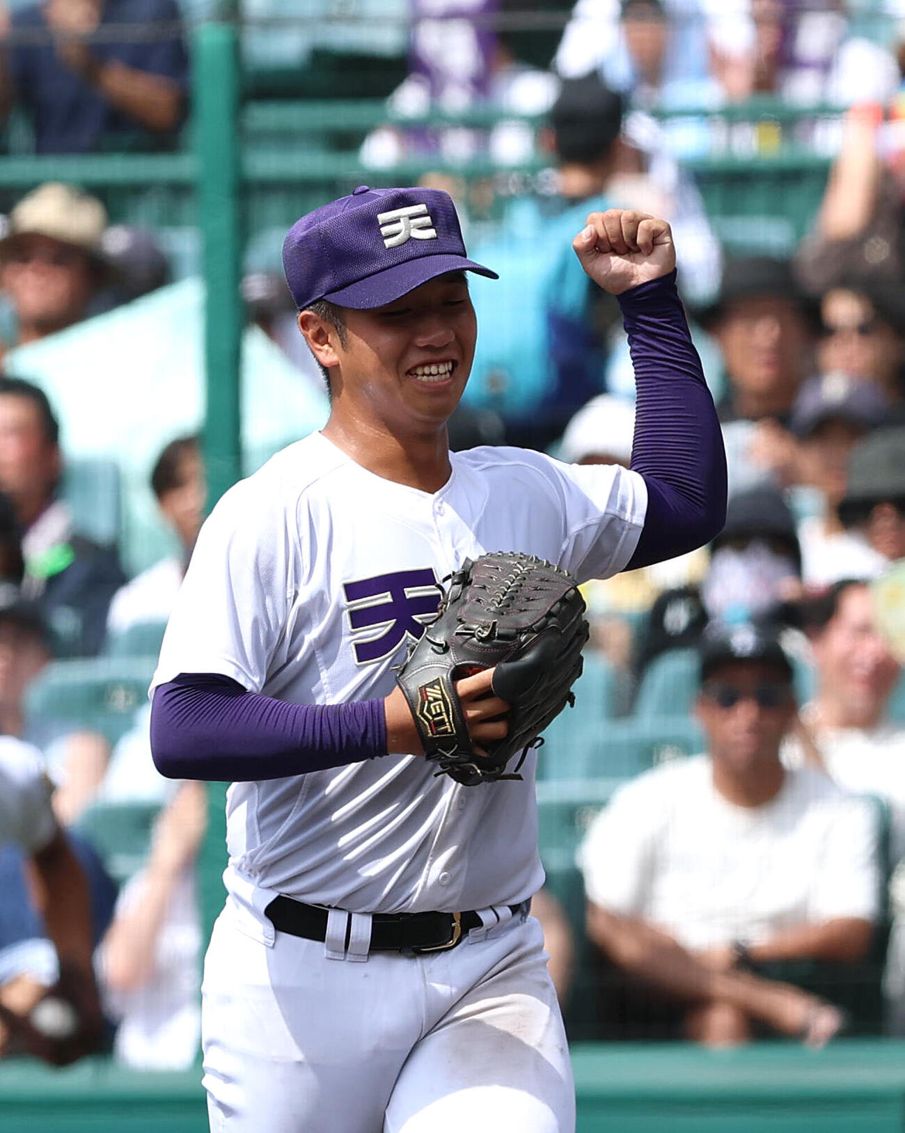 天理対三重　三重に勝利し笑顔でガッツポーズする天理・橋本桜佑（金本相有撮影・白石智彦）