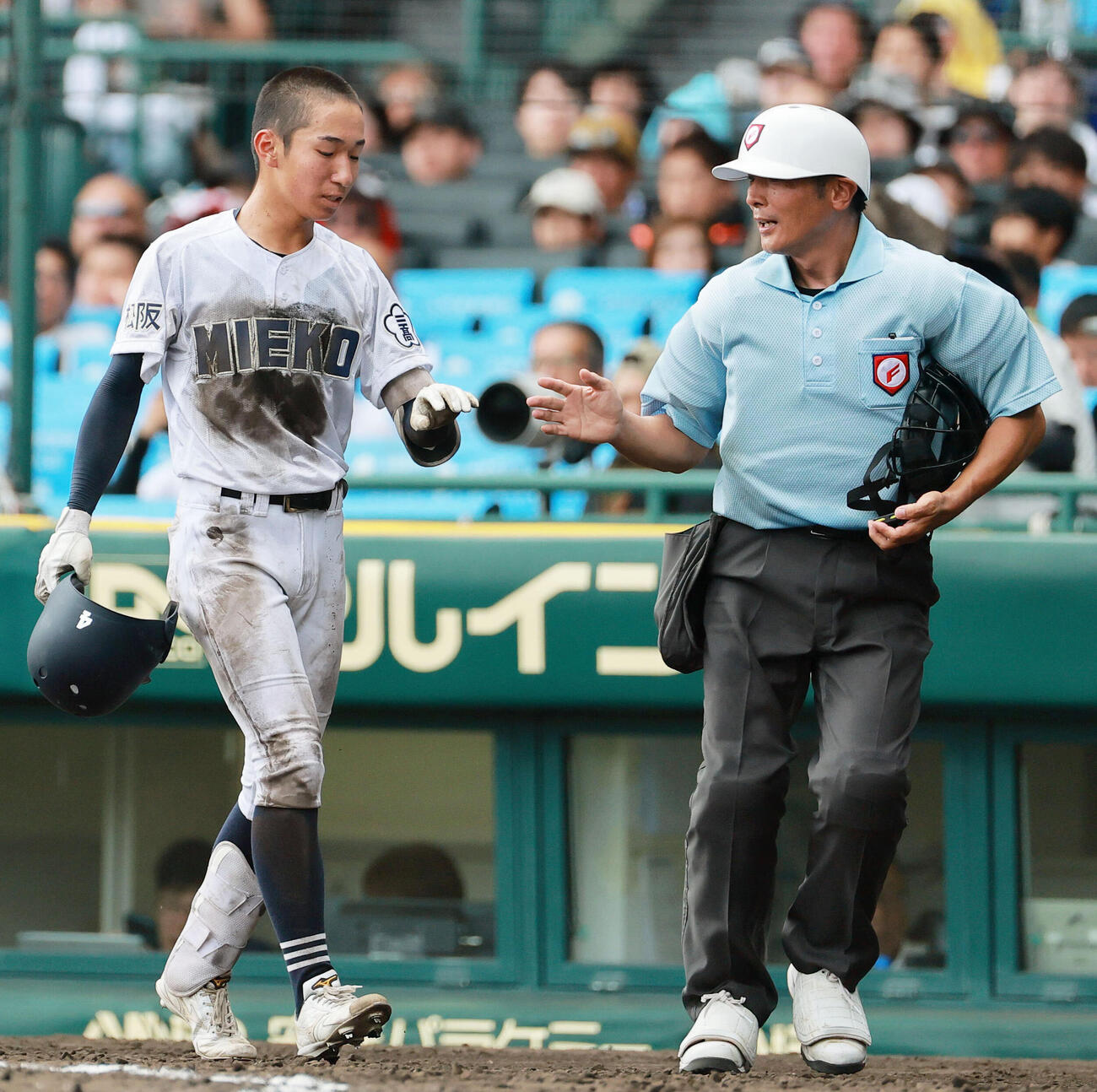 3回戦履正社戦、一塁内野安打のヘッドスライディングで指を負傷し交代した三重・水野（2026年8月15日撮影）
