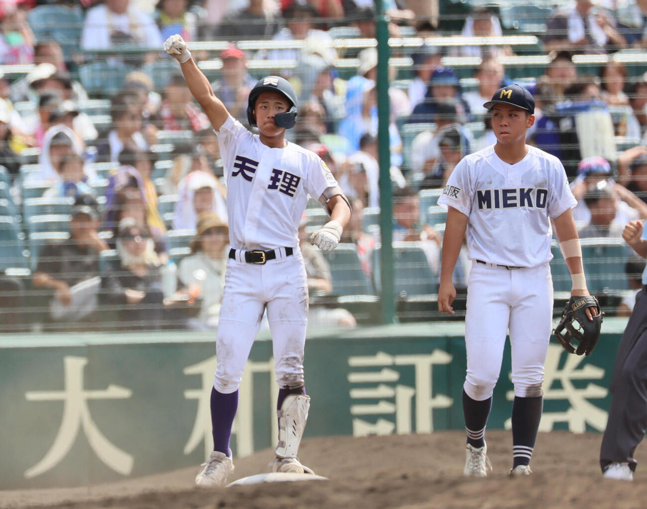 天理対三重　9回表天理1死二塁、金本相有は適時三塁打を放ちガッツポーズ（撮影・宮崎幸一）