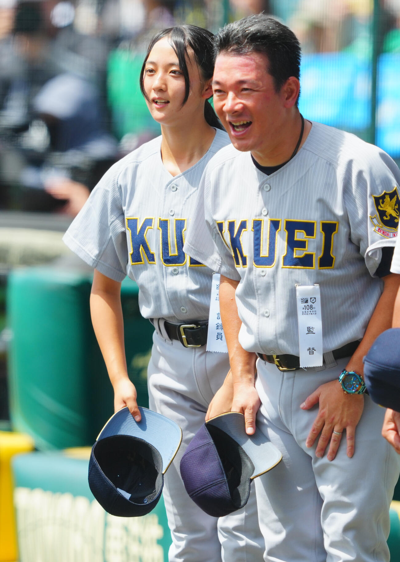 智弁和歌山対仙台育英　試合前あいさつする仙台育英・星よつは学生コーチ兼マネジャー（左）と須江航監督（撮影・垰建太）
