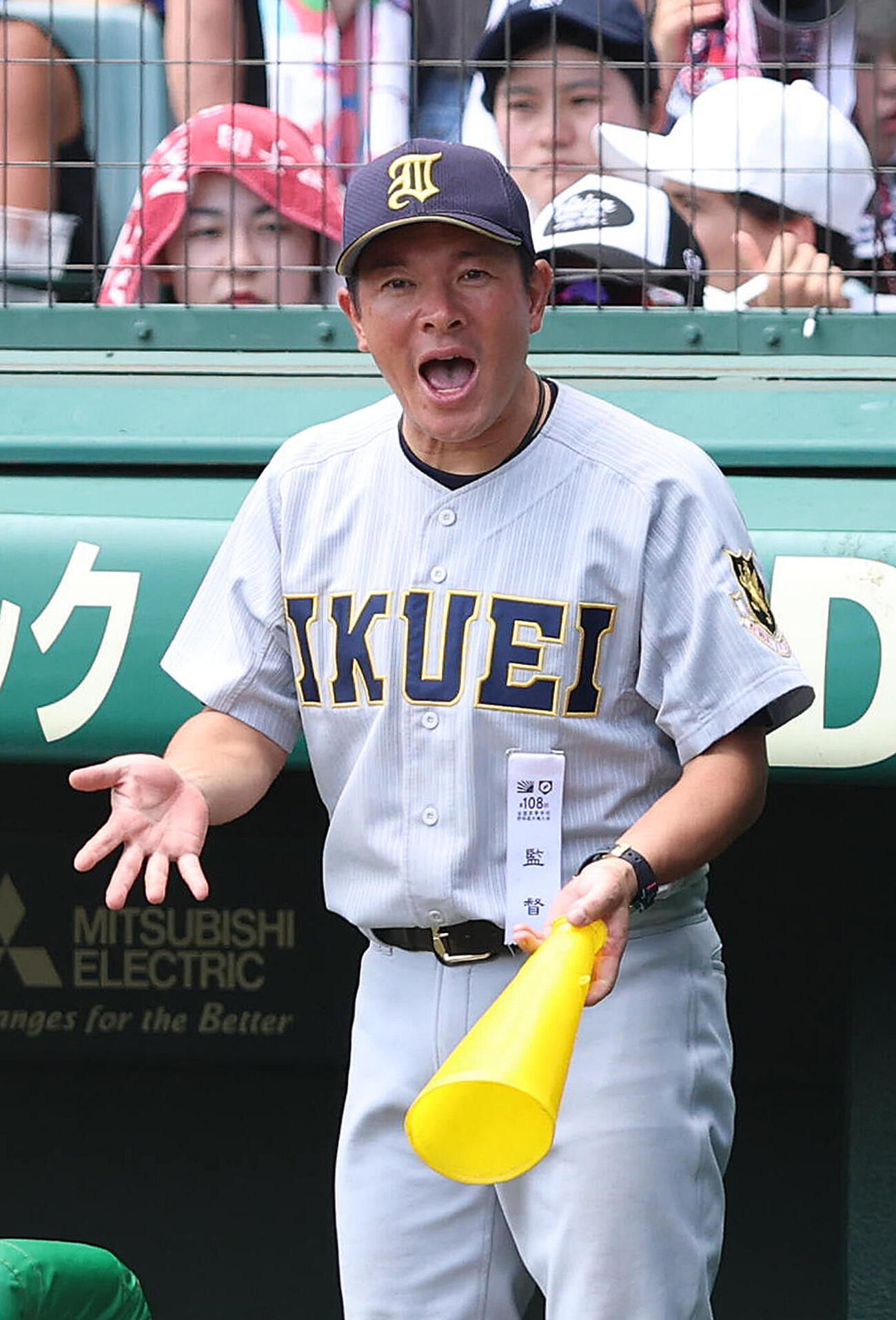 智弁和歌山対仙台育英　メガホン片手に選手に指示を出す仙台育英・須江航監督（撮影・白石智彦）