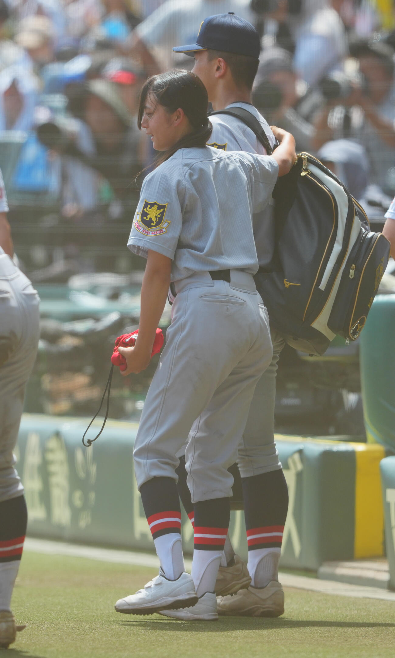 智弁和歌山対仙台育英　試合に破れ涙する選手たちをねぎらう仙台育英・星よつは学生コーチ兼マネジャー（左）（撮影・垰建太）
