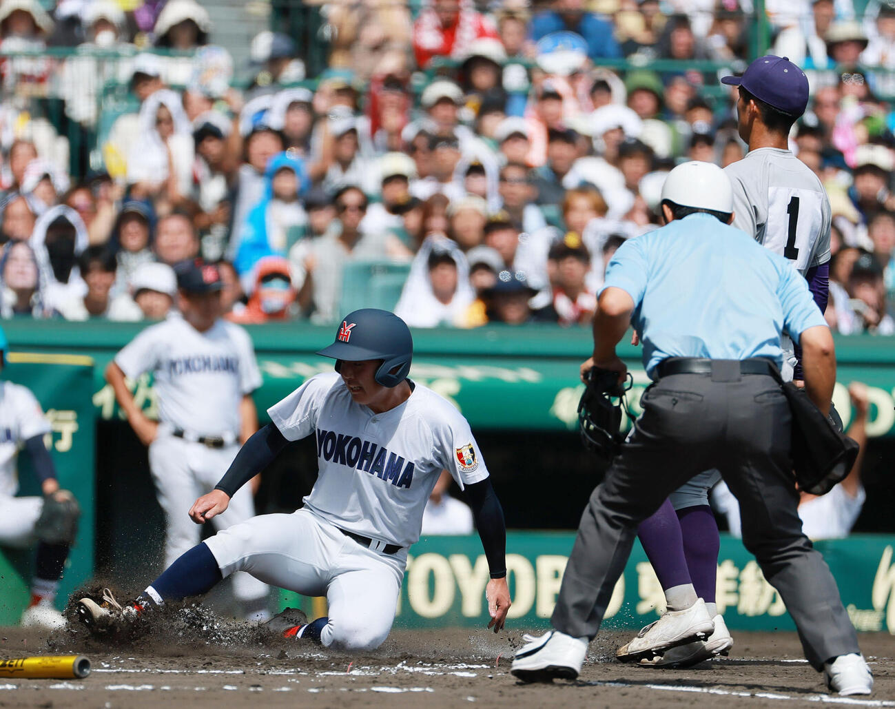 横浜対花巻東　1回表横浜2死二、三塁、萬谷堅心の暴投で三走田島陽翔が生還する（撮影・上山淳一）