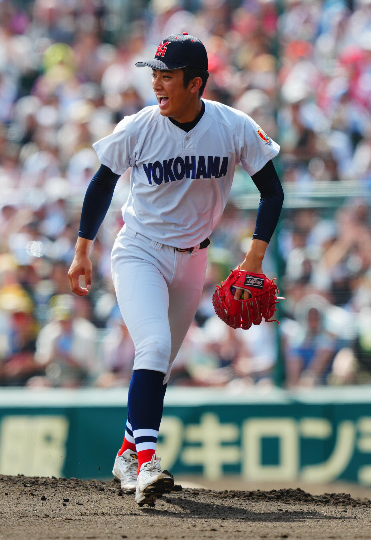 横浜対花巻東　1回裏花巻東の攻撃を無失点に抑え笑顔を見せる横浜先発織田翔希（撮影・垰建太）