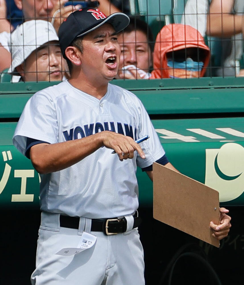 横浜対花巻東　ベンチから指示を出す横浜の村田浩明監督（撮影・上山淳一）