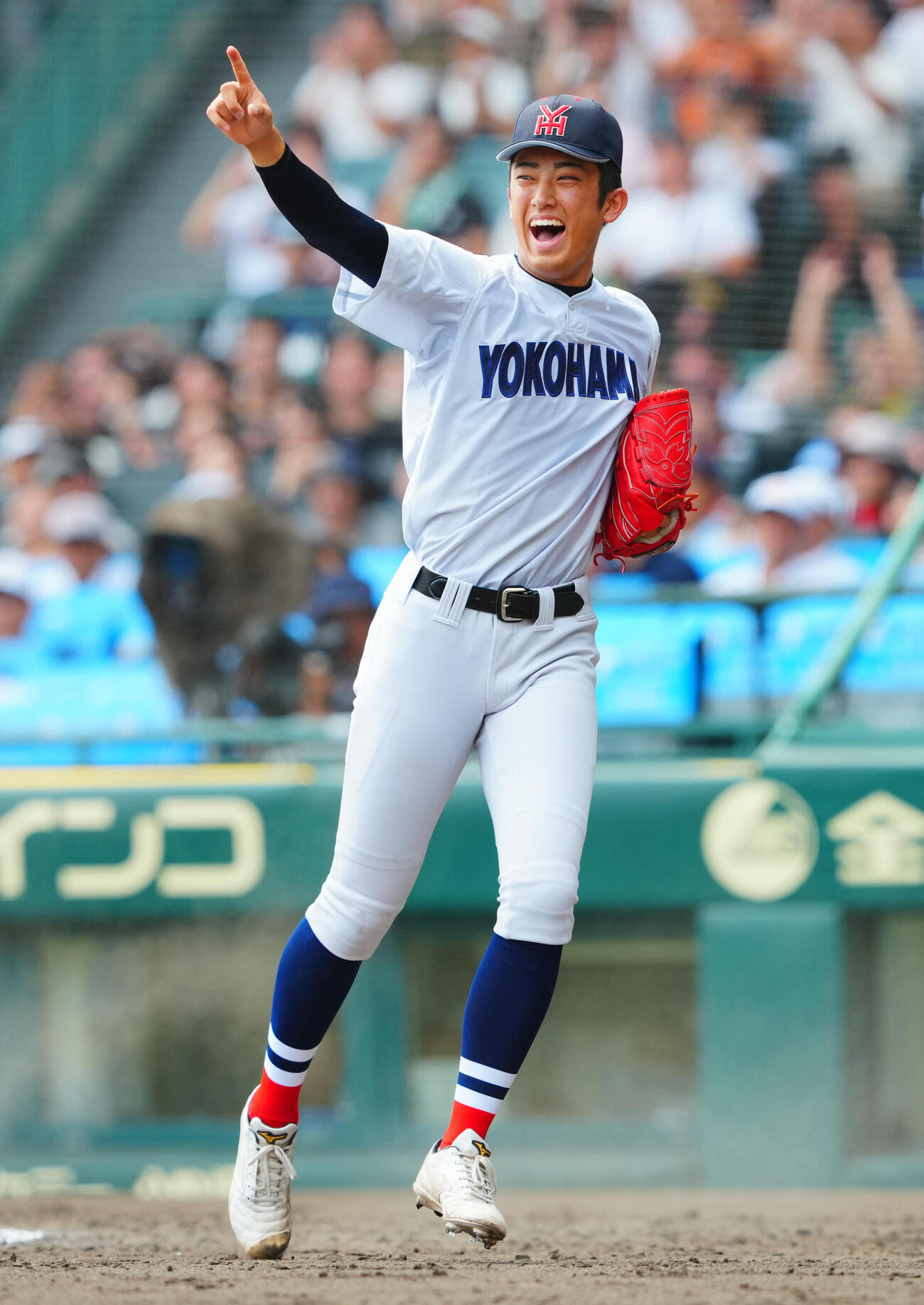 横浜対花巻東　3回裏花巻東2死一、二塁、江坂佳史の好返球でピンチをしのぎ笑顔を見せる織田翔希（撮影・垰建太）