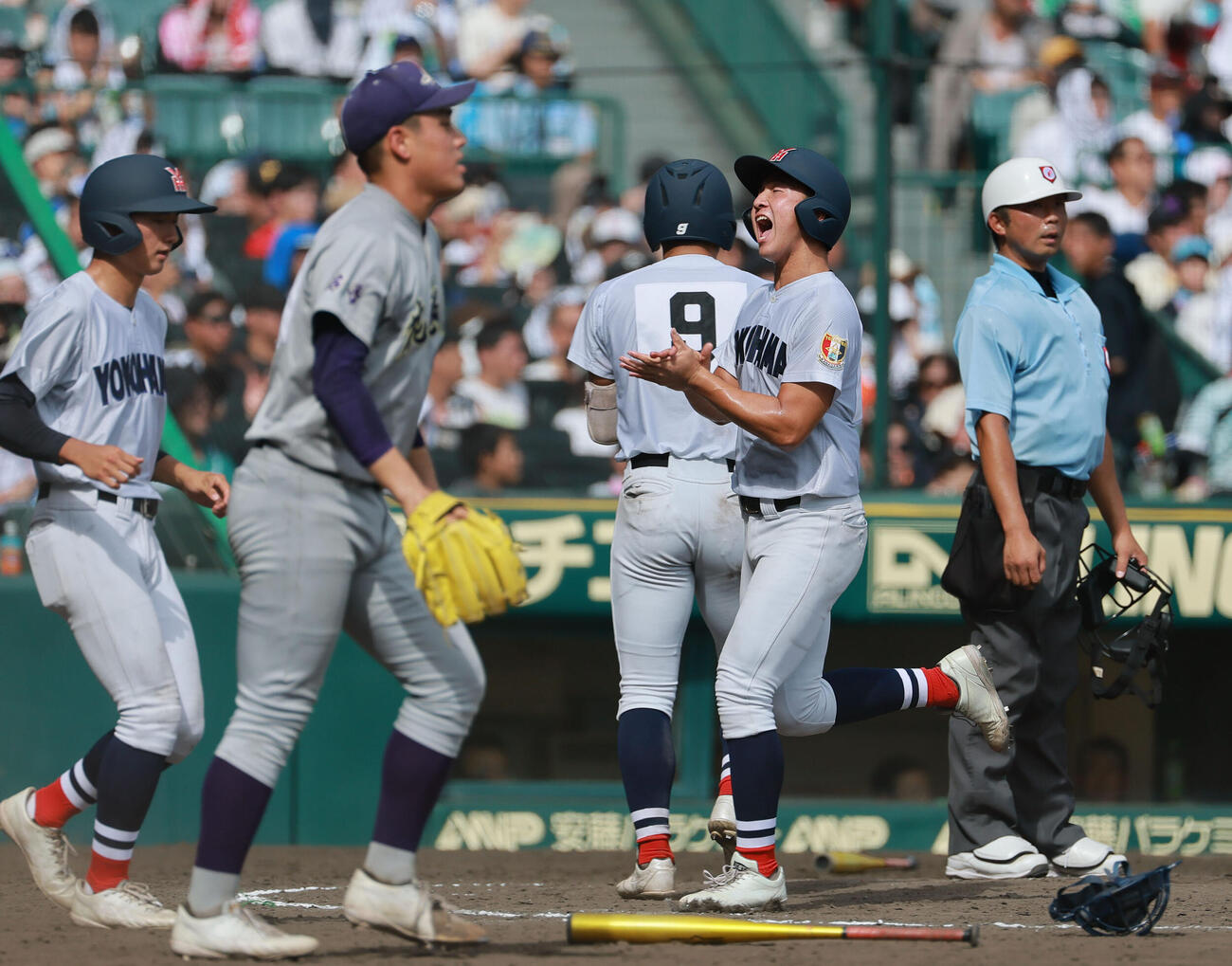 横浜対花巻東　5回表横浜1死二塁、江坂佳史の適時打で生還し喜ぶ二走池田聖摩（右から2人目）。手前は投手赤間史弥（撮影・上山淳一）