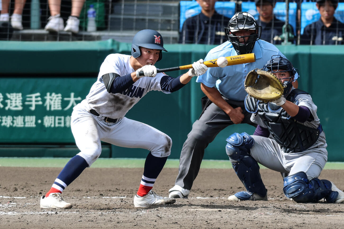 横浜－花巻東　五回表横浜無死一塁、犠打を決める川上=内海日和撮影
