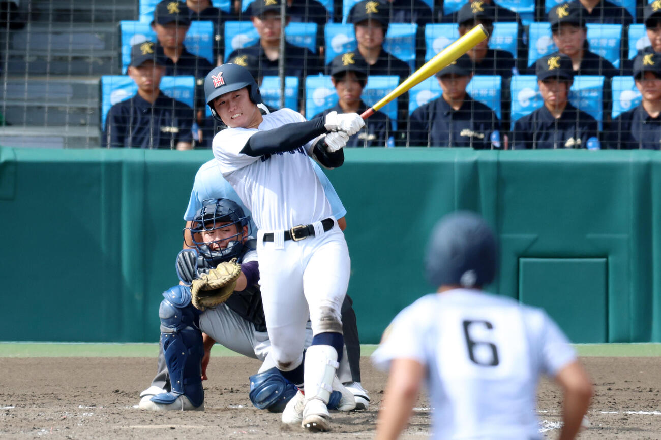 横浜－花巻東　五回表横浜1死二塁、江坂は左前適時打を放つ＝内海日和撮影
