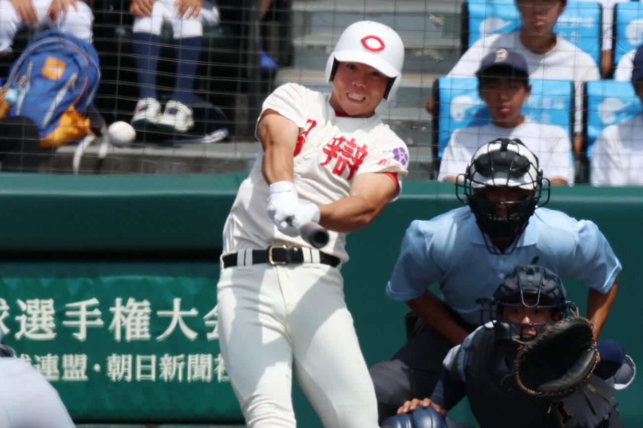 智弁和歌山対仙台育英　1回表智弁和歌山無死一塁、二塁打を放つ井本陽太。捕手今野琉成