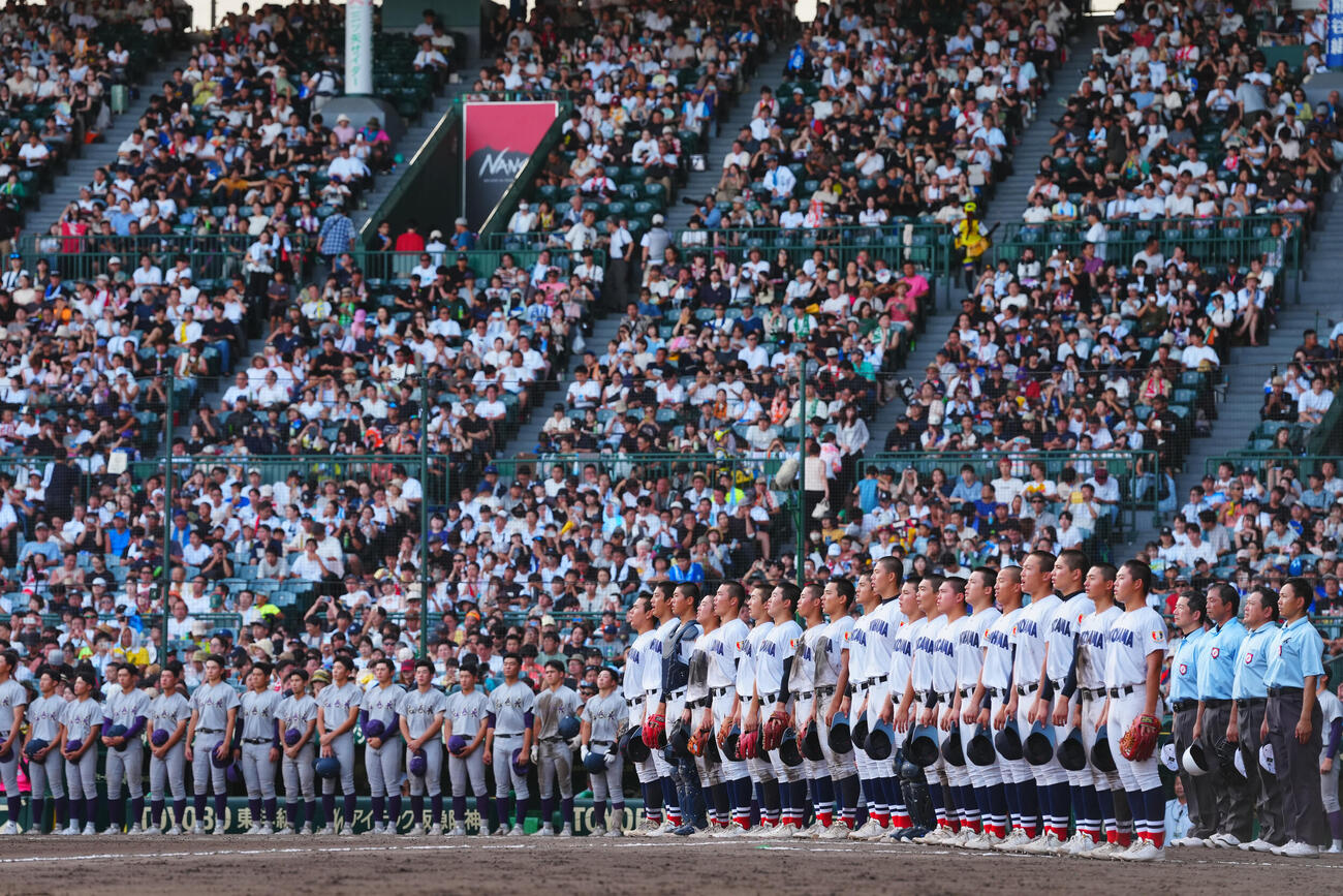 横浜対花巻東　花巻東に勝利し校歌を歌う横浜ナイン（撮影・垰建太）