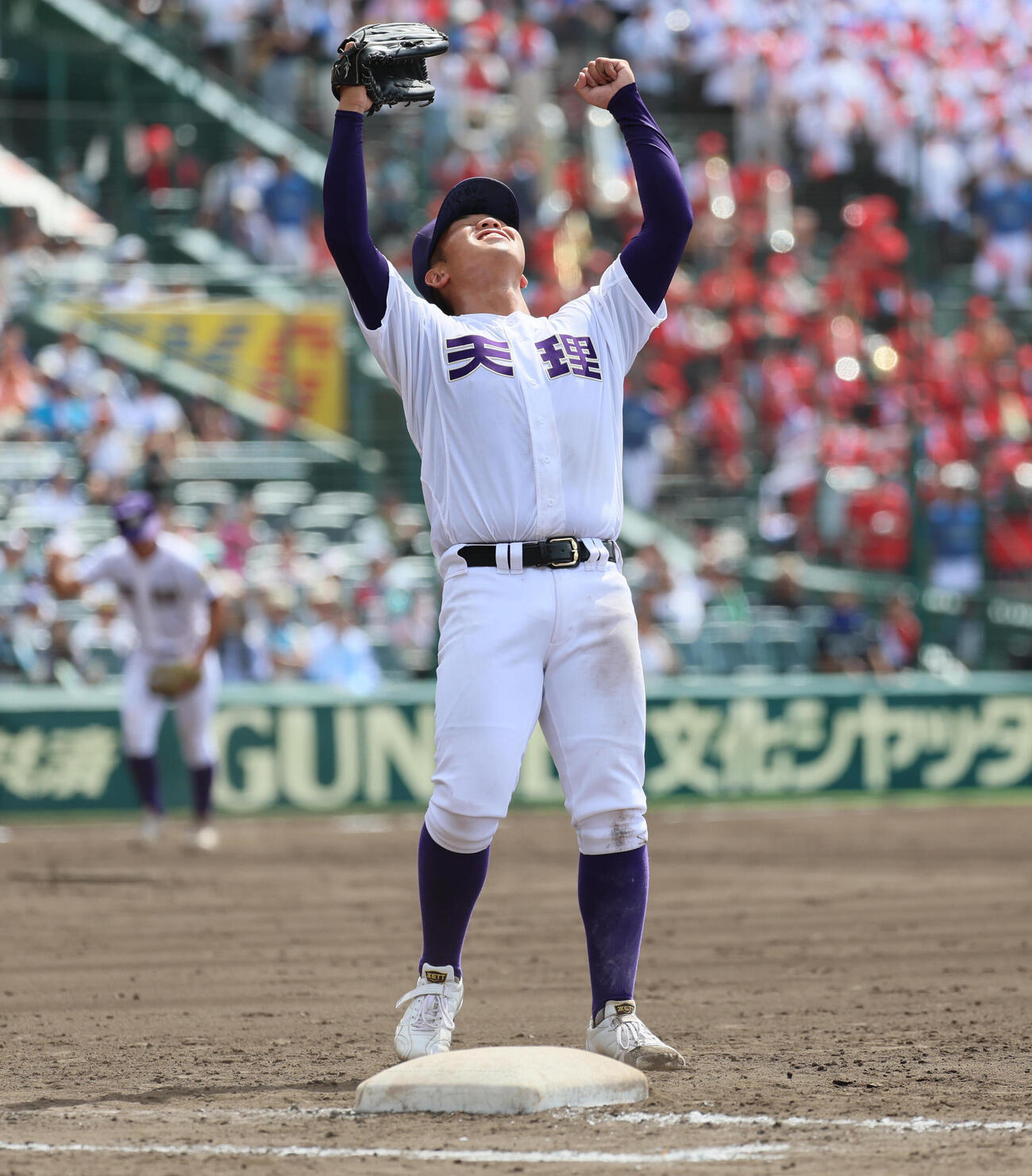 天理対三重　完封勝利を飾った天理・橋本桜佑は一塁で天を仰いでガッツポーズ（撮影・宮崎幸一）