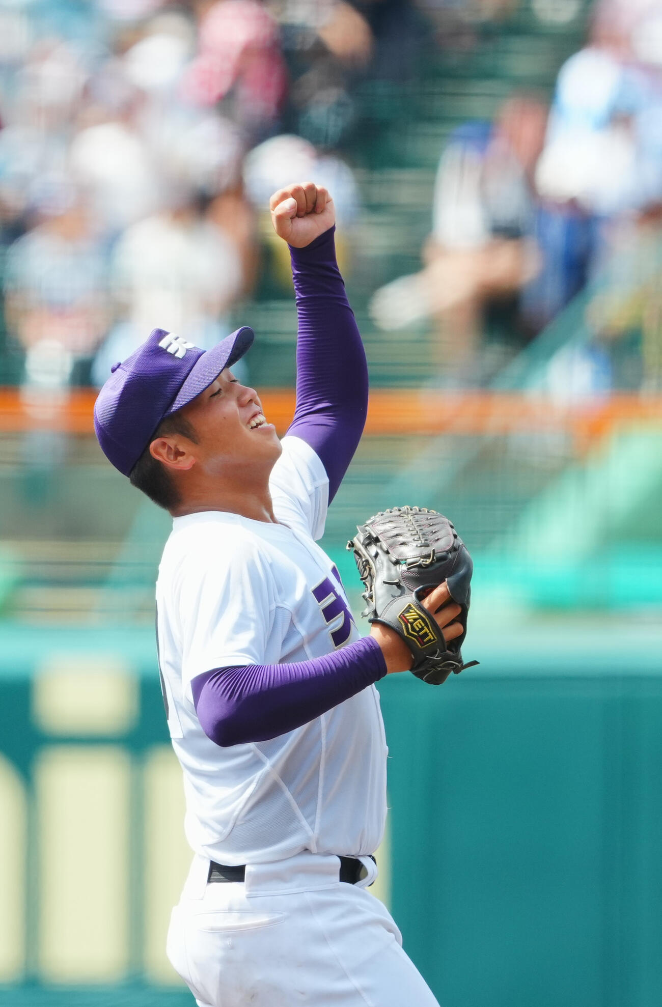 天理対三重　完封勝利の天理・橋本桜佑は高々にガッツポーズする（撮影・垰建太）